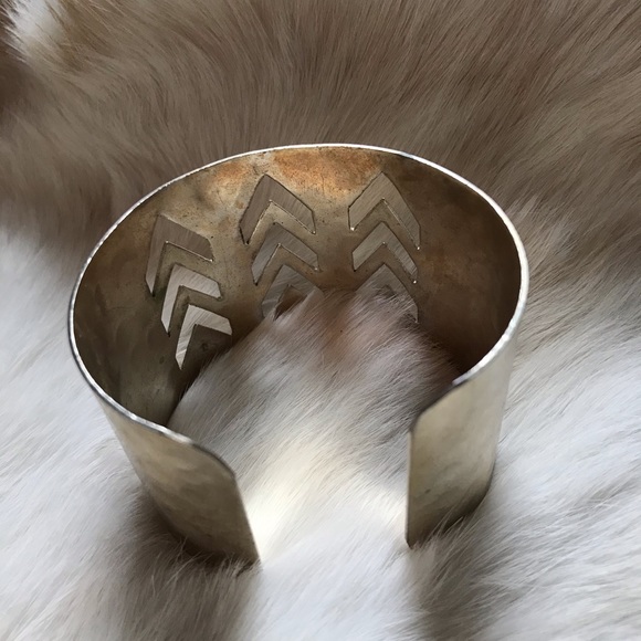 Handmade metal chevron cuff bracelet - Picture 2 of 3